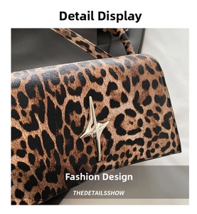 Dettaglio borsa a tracolla leopardata con logo in metallo a forma di stella d'argento