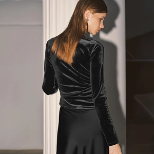 Haut ajusté en velours noir à manches longues avec décolleté asymétrique élégant