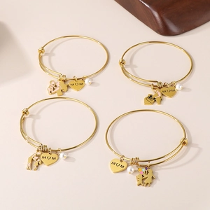 Detailed view of adjustable gold-plated bracelets with MOM heart and family charms