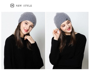 Primer plano detallado de la textura de lana tejida y el estilo de gorro de invierno gris