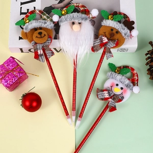 Détail de stylos à bille de Noël avec figurines en peluche et paillettes de fête