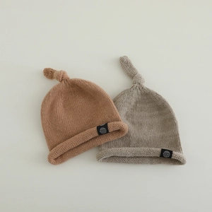 Bonnets tricotés minimalistes pour bébé avec nœuds en caramel et gris clair