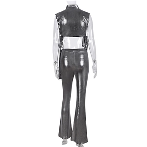 Vista posteriore del crop top argento metallizzato e pantaloni a zampa stringati