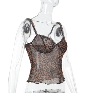 Detail eines Mesh-Camisoles mit Leopardenmuster und dünnen Trägern an einer Schaufensterpuppe