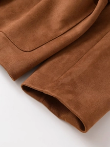 Detailaufnahme der hochwertigen Nähte am Ärmelbündchen des braunen Wildleder-Cardigans
