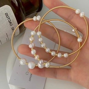 Three-piece gold-plated memory wire bracelet set with natural freshwater pearls for women