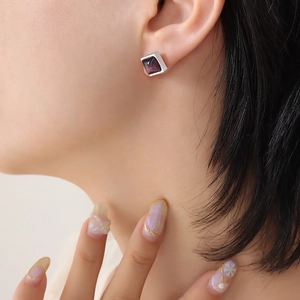 Boucles d'oreilles carrées violettes avec cadre en argent sur modèle pour style chic