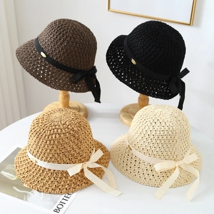 Chapeau de soleil au crochet pour femme avec nœud en dentelle et détails dorés chic