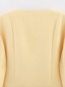 Detailaufnahme des hellgelben Slim-Fit-Blazers mit strukturierter Twill-Webung und Nähten