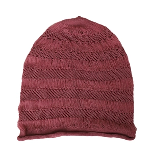Bonnet en tricot rouge foncé avec tissage ajouré et détails de glands sur fond blanc