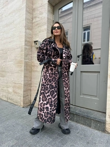 Elegante trench lungo leopardato con contrasti in pelle nera sintetica e cintura in vita