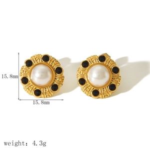 Vue détaillée des boucles d'oreilles vintage de 15,8mm avec perle blanche et émail noir