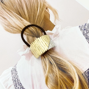 Arch metal hair tie with gold and silver striped拼接 and high elastic dark coffee rope