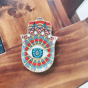 Keramische Hamsa hand schaal met levendige mandala patronen en een centraal boze oog detail