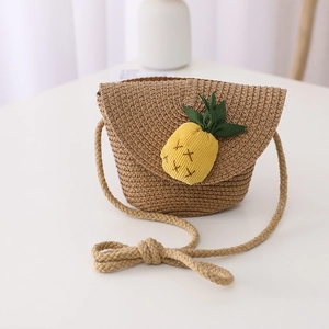Détail d'un sac bandoulière en paille pour enfant avec ornement ananas 3D mignon
