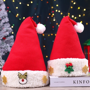 Lot de bonnets de Noël tricotés avec renne et sapin sur une surface en bois festive