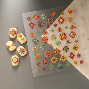 Détail d'autocollants pour ongles style bohème avec motifs ethniques et textures florales
