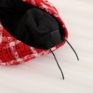 Béret en tweed à carreaux rouges avec doublure noire réglable pour un maintien optimal