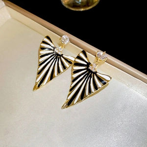 Détail des boucles d'oreilles vintage triangulaires en or avec émail et zircons brillants