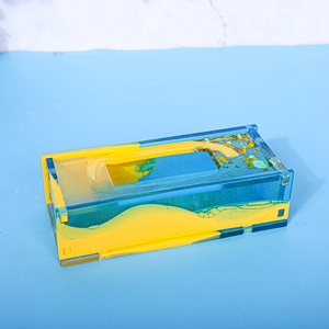 Detail der rechteckigen Taschentuchbox mit blau-gelber Fluid-Art und Goldfolienflocken