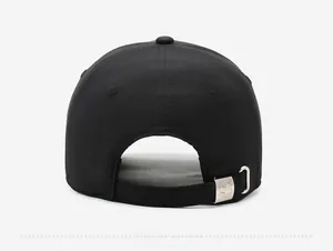 Vue arrière de casquette de baseball noire avec sangle réglable et boucle métal