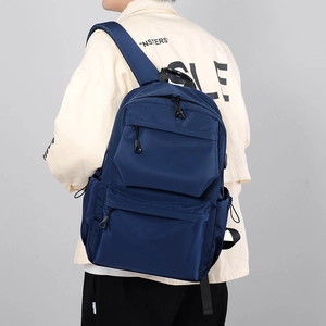 Zaino da uomo blu navy in nylon di grande capacità mostrato in vista posteriore