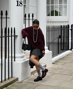 Tenue de rue complète avec pull bordeaux à col rond et jupe plissée grise
