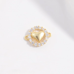 Vue macro d'un connecteur coeur en argent S925 doré avec des cristaux de zircon blanc