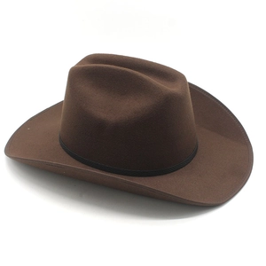 Gros plan d'un chapeau de cowboy en feutre de laine marron avec ruban noir mat