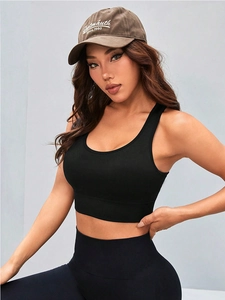Détail d'un soutien-gorge de sport noir sans couture en tissu côtelé avec fines bretelles