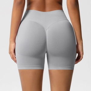 Détail du short sans couture à taille haute froncé avec texture côtelée en gris