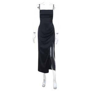 Elegante zwarte satijnen slipdress met geplooide taille en hoge zijsplit detail