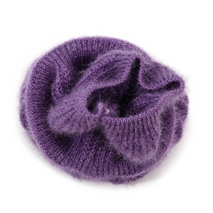 Berretto in maglia viola con orecchie di gatto e fili glitterati per l'inverno