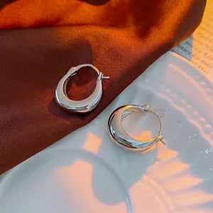Orecchini a cerchio minimalisti a forma di U in argento con finitura in metallo lucido