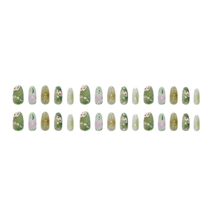 Faux ongles à motifs fleurs et carpes koi avec perles 3D sur base vert menthe