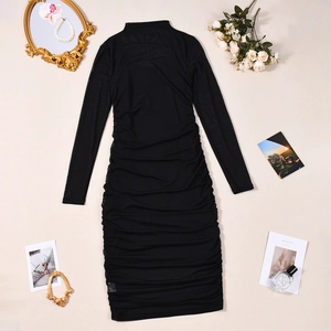 Détail d'une robe noire en tulle froncée avec col montant et manches longues ajustées