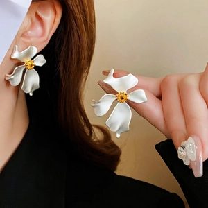 Vintage matte white flower stud earrings with golden pistils in French luxury style