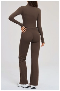 Vista posteriore del completo sportivo marrone con top a maniche lunghe e leggings a zampa