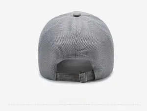 Détail de la casquette de baseball en mesh gris montrant le tissu et la sangle réglable
