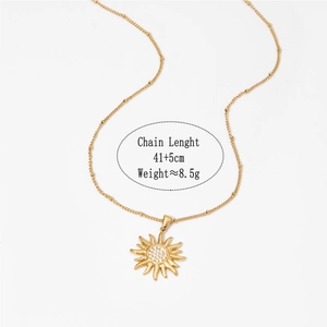 Détail du collier pendentif soleil doré avec dimensions 41+5cm et poids de 8,5g