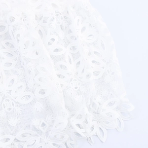 Abito elegante in pizzo bianco con ricami floreali e graziose maniche a farfalla