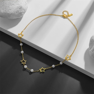 Collier doré élégant avec étoiles évidées et perles blanches sur fond géométrique