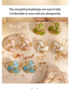 Détail macro de boucles d'oreilles géométriques en émail avec plaquage or PVD sur corail