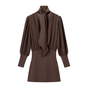 Robe courte marron foncé à col montant, manches lanternes et détails plissés