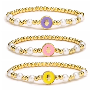 Trois bracelets perlés avec perles dorées, perles et pendentifs Hamsa en émail