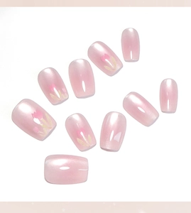 Détail macro de faux ongles rose nacré avec de délicats motifs floraux de tulipes peints à la main