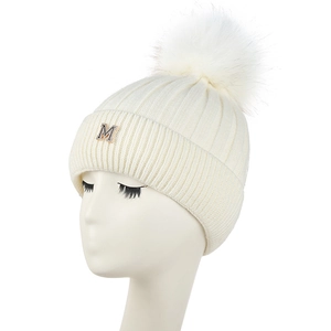 Bonnet en tricot blanc pour femme avec pompon en fourrure et détail en strass lettre M