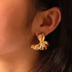Golden 3D petal earrings in 18k gold plated stainless steel with vintage texture