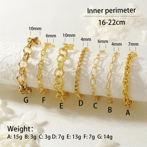 Vista macro di sette bracciali a catena dorati con specifiche di larghezza e peso