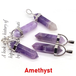Nahaufnahme von fünf violetten Amethyst-Anhängern mit silberner Fassung auf weißem Papier